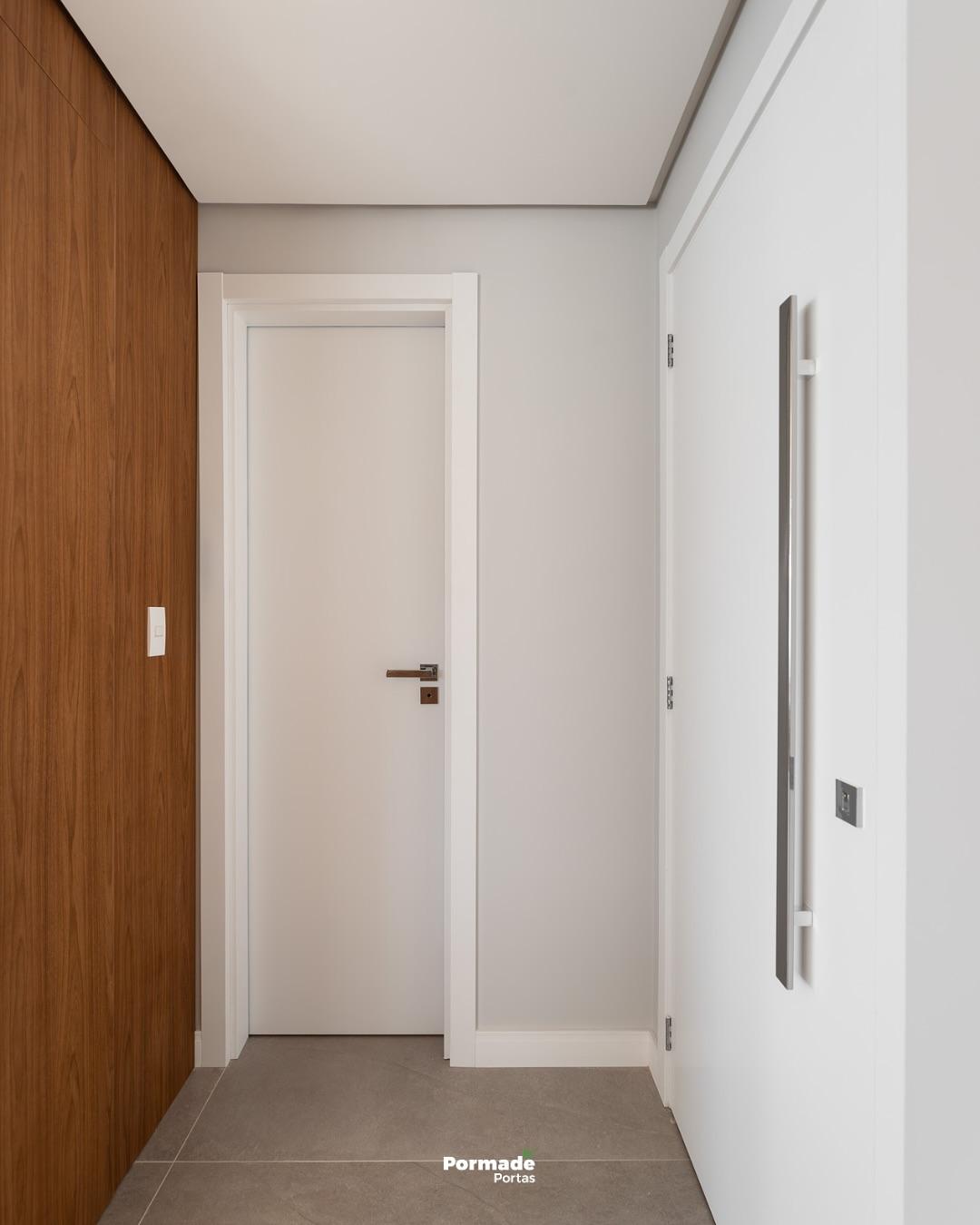 Porta de abrir branca em ambiente branco